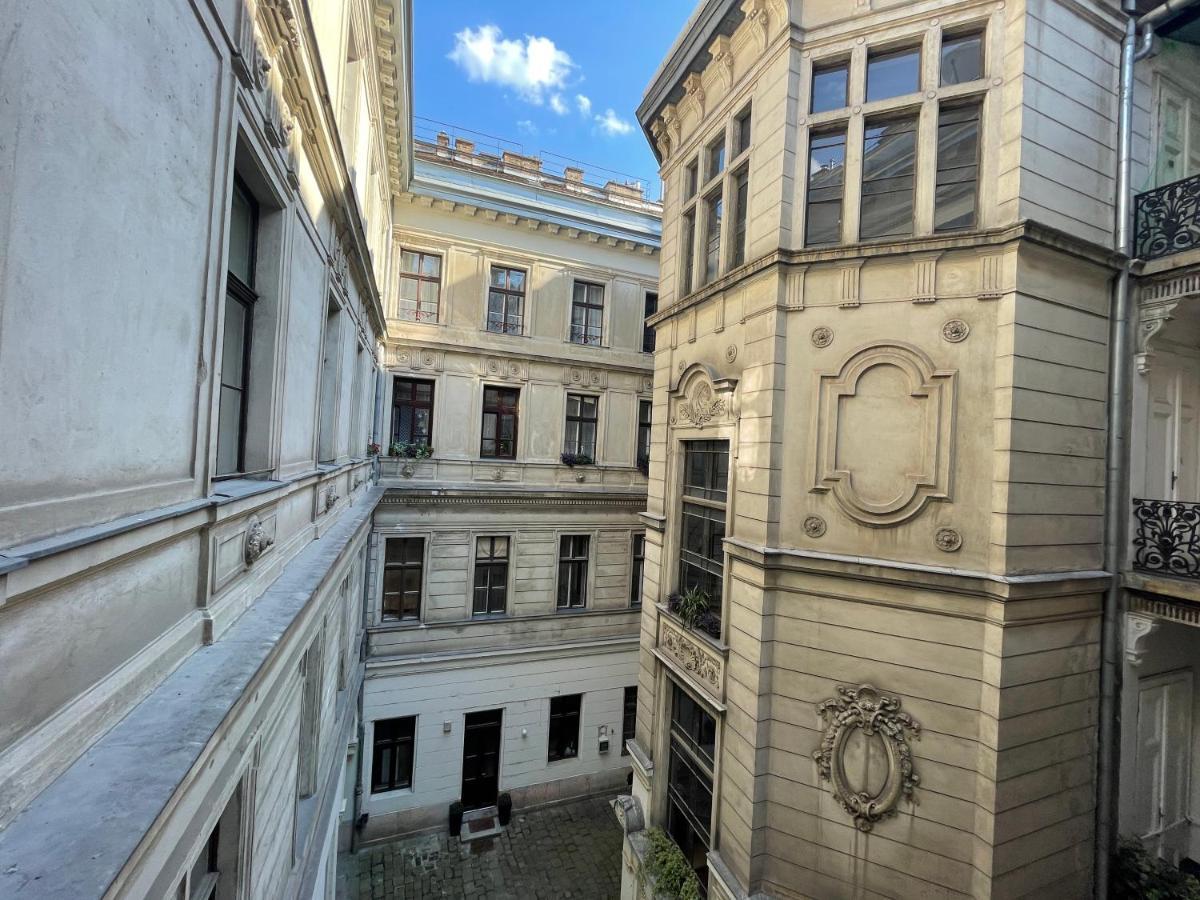A5 - - Hostaid * Budapesta